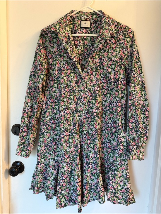 Tuckernuck Dresses & Skirts - Tuckernuck Floral Callahan Shirtdress Long Sleeve Ruffle Hem medium